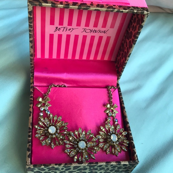 Betsey Johnson necklace - Picture 1 of 7